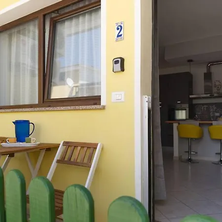 Colorful With Garden Διαμέρισμα