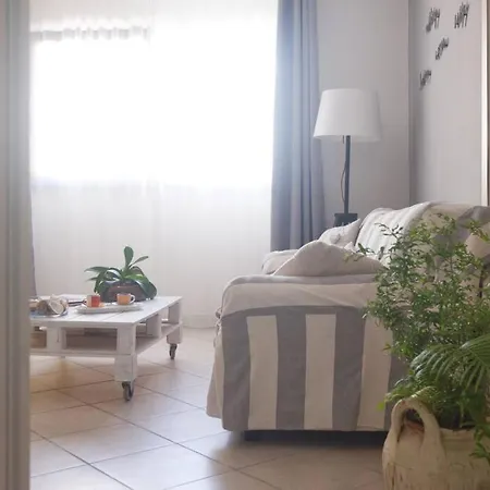 Διαμέρισμα Colorful With Garden *