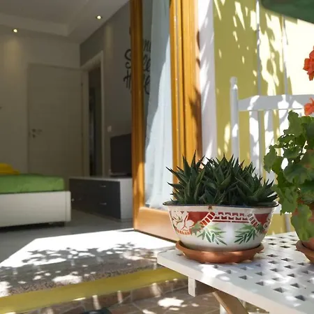 Colorful With Garden Διαμέρισμα *